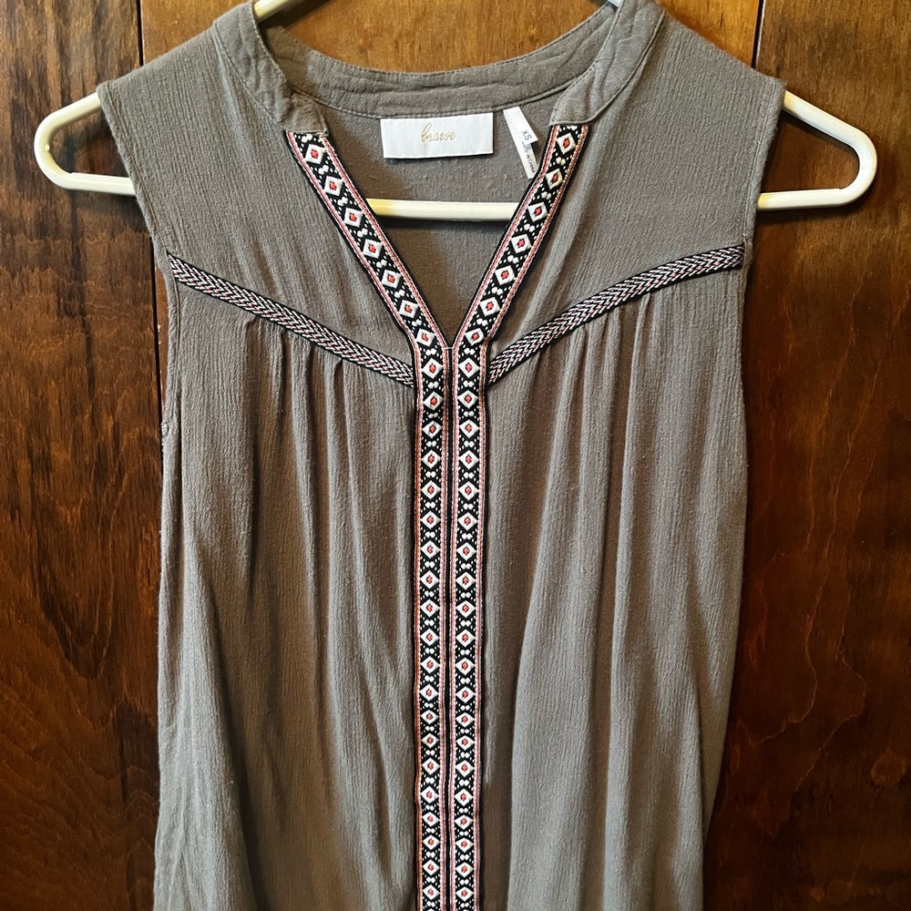 Elegant Sleeveless Blouse with Embroidery